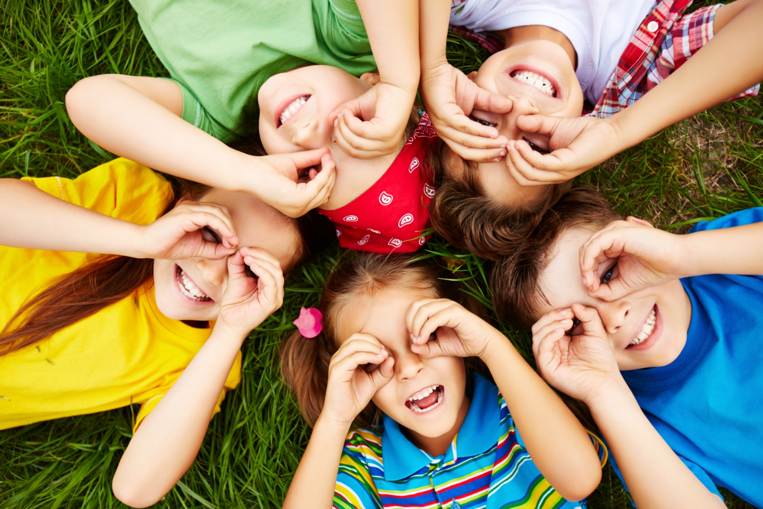 enfants-jouant-herbe